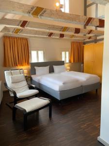 Postel nebo postele na pokoji v ubytování Hotel Krämerbrücke Erfurt