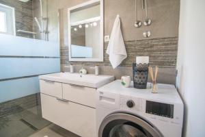Koupelna v ubytování Village holiday apartman with heated pool Maslina