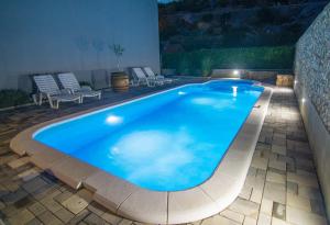 Bazén v ubytování Village holiday apartman with heated pool Maslina nebo v jeho okolí