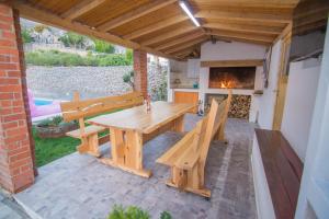 Patio nebo venkovní prostory v ubytování Village holiday apartman with heated pool Maslina