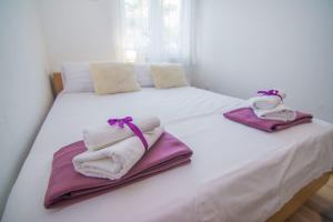 Postel nebo postele na pokoji v ubytování Village holiday apartman with heated pool Maslina