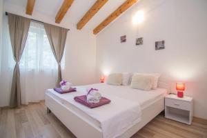 Postel nebo postele na pokoji v ubytování Village holiday apartman with heated pool Maslina