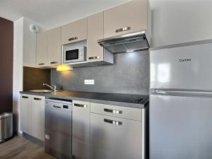 Appartement La Plagne, 2 pièces, 4 personnes - FR-1-455-23にあるキッチンまたは簡易キッチン
