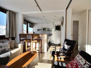 Uma área de estar em Appartement La Plagne, 3 pièces, 6 personnes - FR-1-455-104