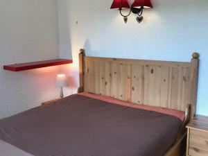 1 dormitorio con 1 cama con cabecero de madera en Appartement Corrençon-en-Vercors, 2 pièces, 6 personnes - FR-1-515-17, en Corrençon-en-Vercors
