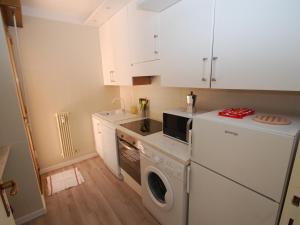 cocina con lavadora y lavadora en Appartement Menton, 2 pièces, 4 personnes - FR-1-196-178 en Menton