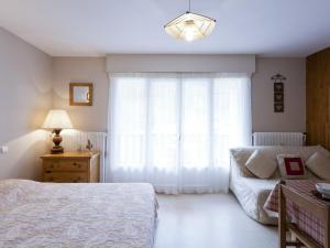 ein Schlafzimmer mit einem Bett und einem großen Fenster in der Unterkunft Studio Brides-les-Bains, 1 pièce, 5 personnes - FR-1-512-19 in Brides-les-Bains