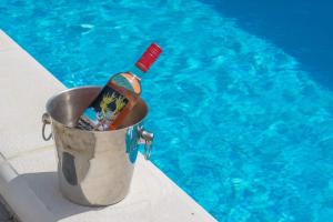 Bazén v ubytování Village holiday apartman with heated pool Maslina nebo v jeho okolí