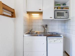 eine Küche mit einer Spüle und einer Mikrowelle in der Unterkunft Appartement Villard-de-Lans, 2 pièces, 4 personnes - FR-1-515-94 in Villard-de-Lans