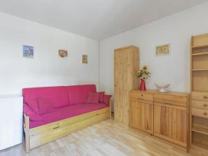 a room with a pink couch and a wooden cabinet at Appartement Villard-de-Lans, 2 pièces, 4 personnes - FR-1-515-94 in Villard-de-Lans