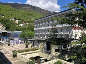 Blick auf ein Hotel mit Bergen im Hintergrund in der Unterkunft Studio Brides-les-Bains, 1 pièce, 2 personnes - FR-1-512-228 in Brides-les-Bains