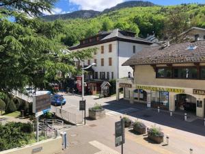 eine Straße in einer Kleinstadt mit einem Gebäude in der Unterkunft Studio Brides-les-Bains, 1 pièce, 2 personnes - FR-1-512-228 in Brides-les-Bains