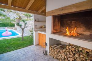 Bazén v ubytování Village holiday apartman with heated pool Maslina nebo v jeho okolí