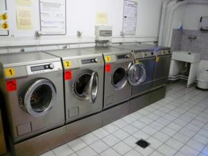 a row of washing machines in a laundry room at Studio Brides-les-Bains, 1 pièce, 4 personnes - FR-1-512-223 in Brides-les-Bains