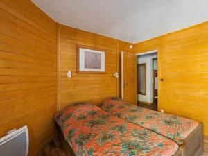 a bedroom with wooden walls and a bed in it at Studio Brides-les-Bains, 1 pièce, 4 personnes - FR-1-512-227 in Brides-les-Bains