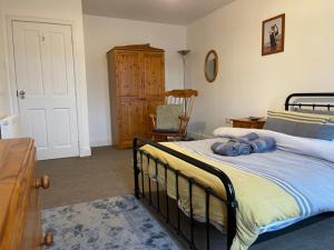 sypialnia z łóżkiem z niebieskimi ręcznikami w obiekcie Centrally located 2 bed modern flat with harbour views w mieście Wick
