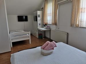 Ein Bett oder Betten in einem Zimmer der Unterkunft Rooms Sapina