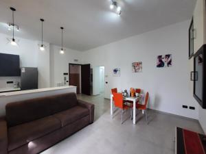 uma sala de estar com um sofá e uma mesa em Casa Vacanza Serena em Lecce