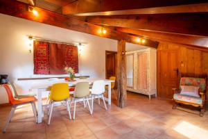 comedor con mesa blanca y sillas en Apartamentos Turisticos La Alqueria De Valverde, en Valverde de los Arroyos