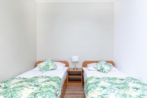 レバルにあるPaulaのベッド2台が隣同士に設置された部屋です。