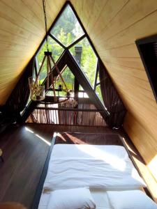 uma cama num quarto com uma grande janela em Naturkoy Sapanca em Sakarya