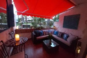 Posezení v ubytování Tropical garden view with pool