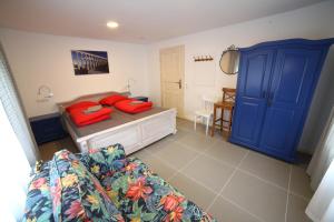 Un dormitorio con una cama con almohadas rojas. en Landhaus Silbach, en Winterberg