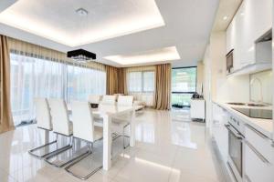 Zdjęcie z galerii obiektu White Luxury Villa Esztergom w mieście Ostrzyhom