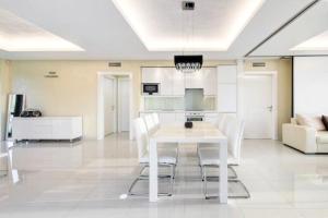 Zdjęcie z galerii obiektu White Luxury Villa Esztergom w mieście Ostrzyhom