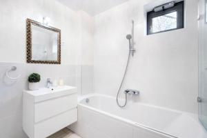 Zdjęcie z galerii obiektu White Luxury Villa Esztergom w mieście Ostrzyhom