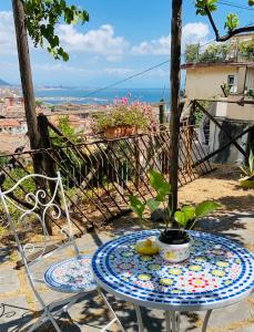 un tavolo e sedie con una pianta in vaso di Casa di titti a Salerno