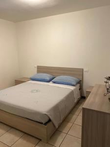 - une chambre avec un lit et des oreillers bleus dans l'établissement casa vacanze B&B ilciliegio, à Bovegno