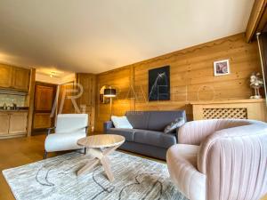 a living room with a couch and a table at Appartement Jade Megève 2/4 personnes. in Megève