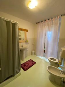 La salle de bains est pourvue de toilettes, d'un lavabo et d'une douche. dans l'établissement casa vacanze B&B ilciliegio, à Bovegno