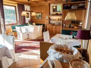 un ristorante con tavoli e sedie e una ciotola di cibo di Bergschlößl a Ramsau am Dachstein
