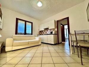 a living room with a couch and a table at Appartamento A un passo dal mare in Porto Pozzo