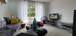 sala de estar con sofá y TV en claire, en Camiers