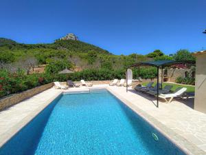 בריכת השחייה שנמצאת ב-Sa Sinia - Family rural house with pool and mountain views או באזור