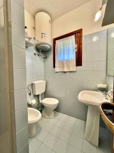 ポルト・ポッツォにあるSardegna appartamento a 200 mt dal mareのバスルーム(トイレ、洗面台付)