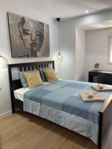 1 dormitorio con 1 cama grande con sábanas y almohadas azules en UIM Mediterraneo Columbretes 1 Wifi, en Puerto Sagunto