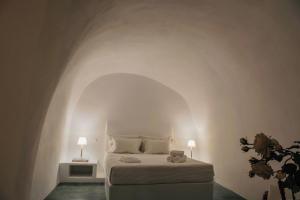 Un pat sau paturi într-o cameră la Hiraeth Santorini