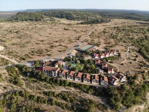 uma vista aérea de uma casa numa colina em El Mirador em Buenache de la Sierra