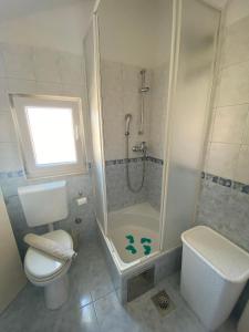 een badkamer met een douche en een toilet bij Apartment Supetar Sunset View in Supetar