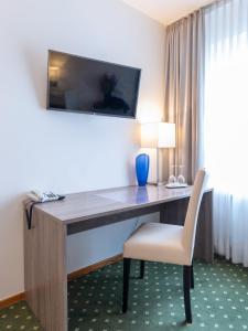 a desk with a chair in a hotel room at Hotel Alte Post in Krefeld