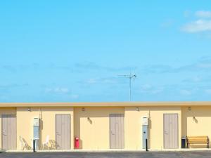 宮古島にあるHotel Shion no Umi - Vacation STAY 98886の黄色い建物の一列 +7枚の写真