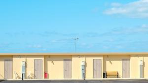 宮古島にあるHotel Shion no Umi - Vacation STAY 98886の白い扉と赤い消火器を備えた建物