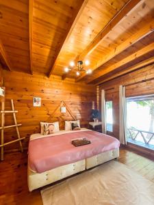 une chambre avec un lit dans une pièce en bois dans l'établissement Samed sand sea resort, à Ko Samet