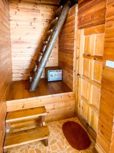- une vue intérieure sur une cabane en bois avec une porte dans l'établissement Samed sand sea resort, à Ko Samet