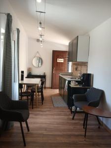 Il comprend une cuisine et un salon avec une table et des chaises. dans l'établissement Il Giardino di Ambra Casa Vacanze indipendente, à Viterbe