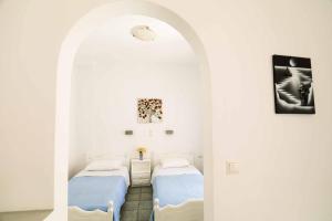 Postel nebo postele na pokoji v ubytování Finikas Santorini